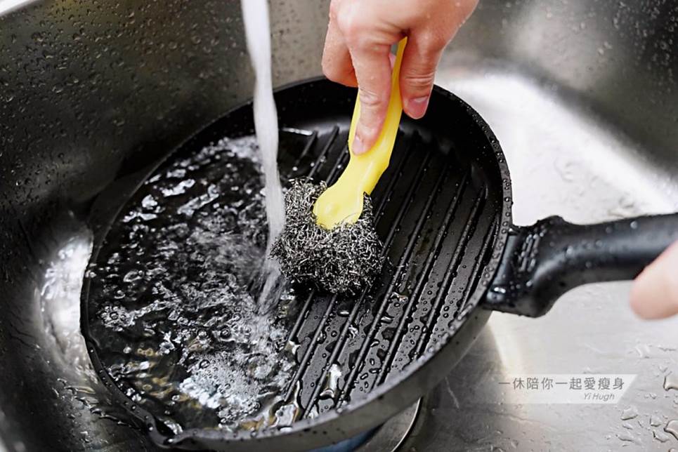 Lỗi khi cọ rửa chảo nhiều người mắc làm tăng nguy cơ ăn phải chất độc, có thể gây ung thư-1