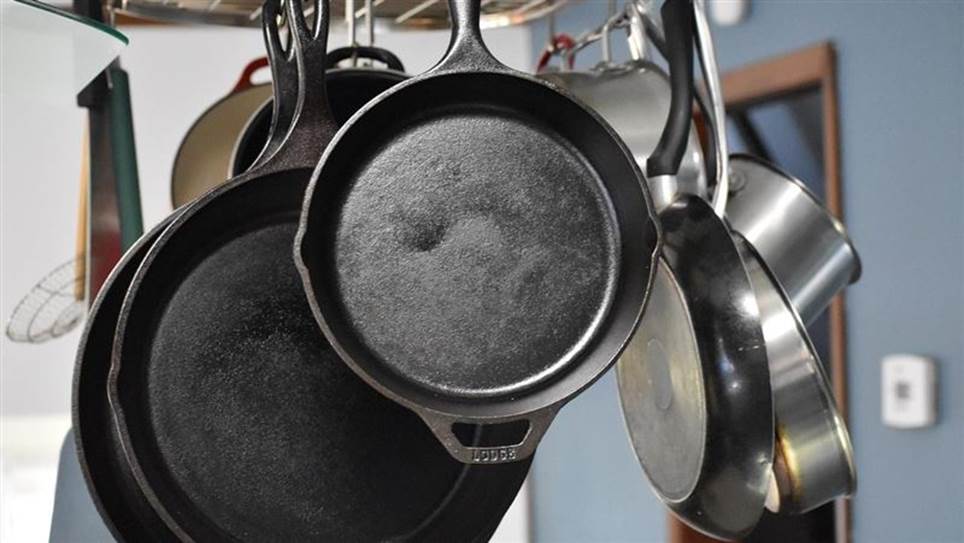 Lỗi khi cọ rửa chảo nhiều người mắc làm tăng nguy cơ ăn phải chất độc, có thể gây ung thư-2