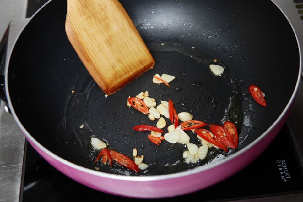 Lỗi khi cọ rửa chảo nhiều người mắc làm tăng nguy cơ ăn phải chất độc, có thể gây ung thư-3