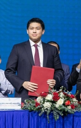 Thiếu gia út nhà tỷ phú Johnathan Hạnh Nguyễn từng có thời gian phát tướng, hình ảnh mới nhất thế nào?-3