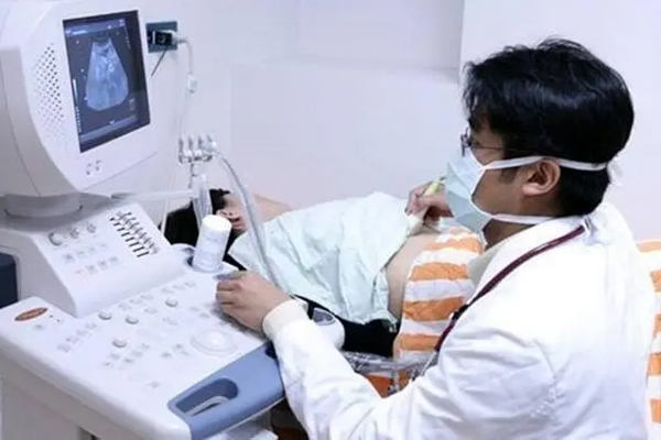 Mẹ bỉm bụng to như quả bóng sau 90 ngày sinh, bác sĩ khám xong chỉ lắc đầu-1