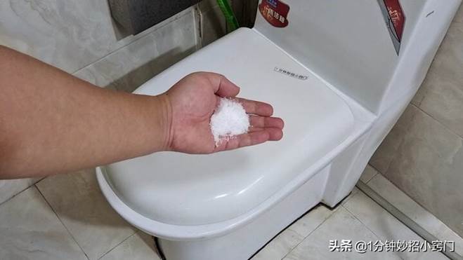 Đặt một nắm muối ăn trong phòng tắm có tác dụng gì?-3