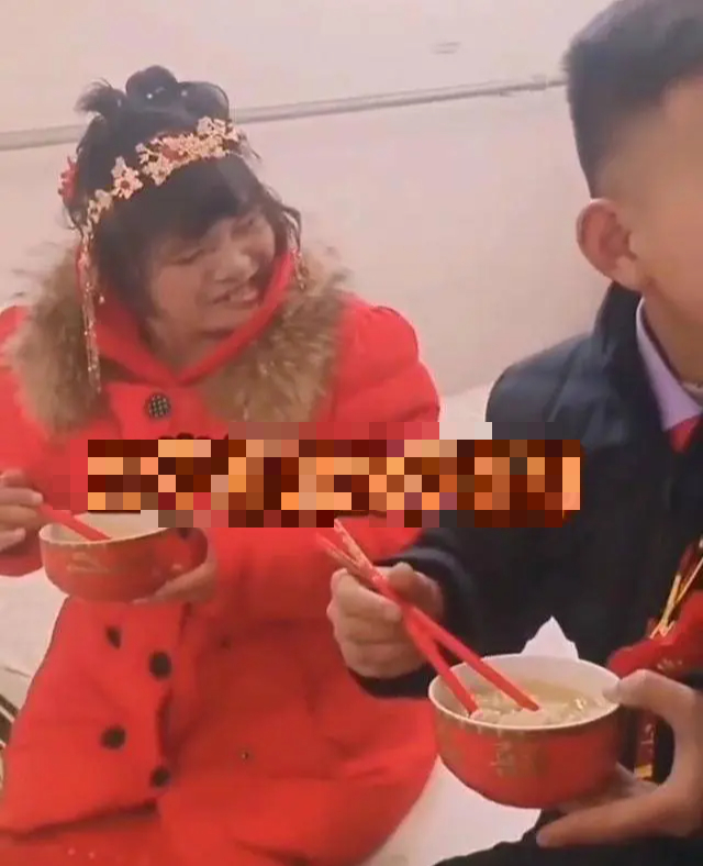 Cảnh đám cưới gây xôn xao vì cô dâu có nhan sắc kỳ lạ, dân mạng thấy tiếc cho chú rể, người trong cuộc lên tiếng nói rõ sự tình-1