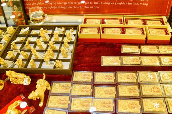 Giá kỷ lục 77 triệu/lượng, có nên ‘ôm’ 4 tỷ đồng tiền dưỡng già đi mua vàng?