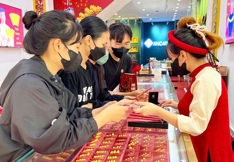 Giá kỷ lục 77 triệu/lượng, có nên ‘ôm’ 4 tỷ đồng tiền dưỡng già đi mua vàng?-2