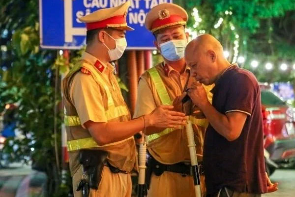 Uống 5 chén rượu mạnh, mất bao lâu để nồng độ cồn về 0?-1