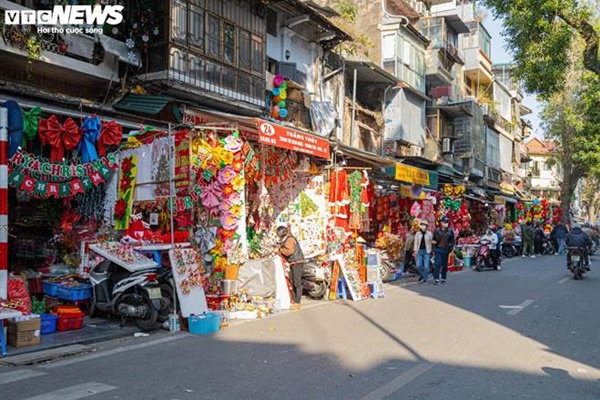 Chưa qua Giáng sinh, đồ trang hoàng Tết đã được bày bán-2