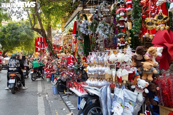 Chưa qua Giáng sinh, đồ trang hoàng Tết đã được bày bán-4