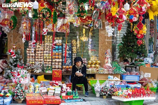 Chưa qua Giáng sinh, đồ trang hoàng Tết đã được bày bán-6