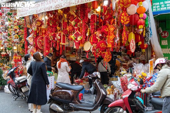 Chưa qua Giáng sinh, đồ trang hoàng Tết đã được bày bán