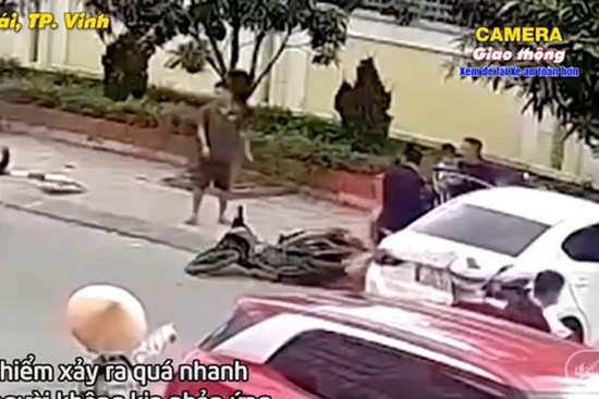 Nữ tài xế 'nhầm' chân ga gây náo loạn đường phố