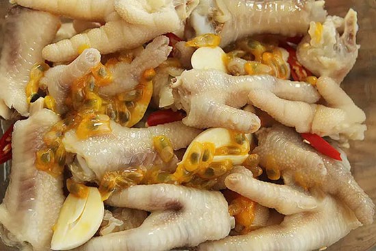 Mách bạn cách làm chân gà chua cay hấp dẫn đón Tết Nguyên đán 2024, ăn giải ngán 