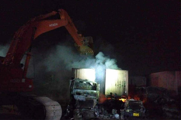 4 xe container bị thiêu rụi lúc rạng sáng ở Hải Phòng-1