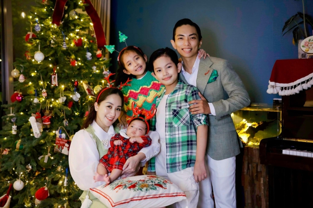 Cùng Phan Hiển chụp ảnh gia đình ấm áp đón giáng sinh, Khánh Thi bật khóc nức nở vì điều này-1