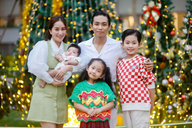 Cùng Phan Hiển chụp ảnh gia đình ấm áp đón giáng sinh, Khánh Thi bật khóc nức nở vì điều này-3
