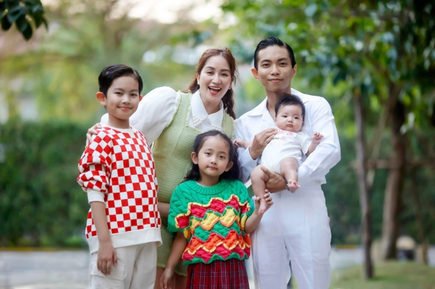 Cùng Phan Hiển chụp ảnh gia đình ấm áp đón giáng sinh, Khánh Thi bật khóc nức nở vì điều này-4