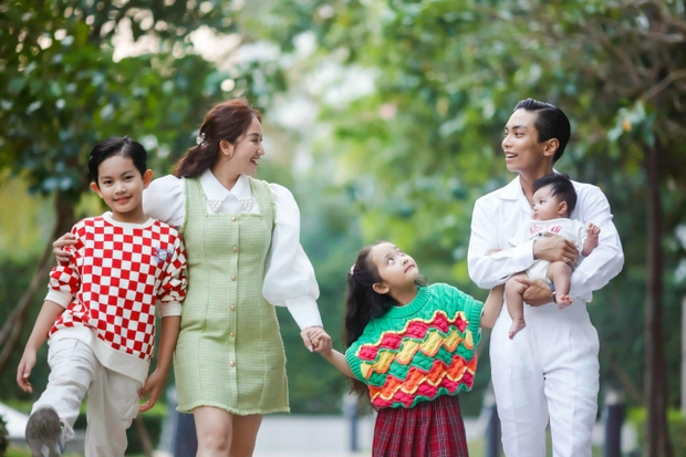 Cùng Phan Hiển chụp ảnh gia đình ấm áp đón giáng sinh, Khánh Thi bật khóc nức nở vì điều này-6
