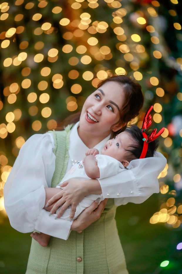 Cùng Phan Hiển chụp ảnh gia đình ấm áp đón giáng sinh, Khánh Thi bật khóc nức nở vì điều này-8