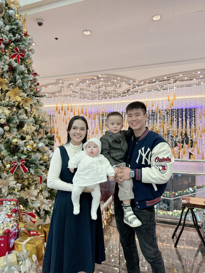 Duy Mạnh khoe ảnh gia đình dịp sinh nhật vợ, nhan sắc ái nữ cựu chủ tịch Sài Gòn FC thăng hạng rõ rệt-1