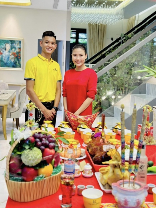 Noel ấm áp trong căn biệt thự mới của vợ chồng Thúy Diễm - Lương Thế Thành-5