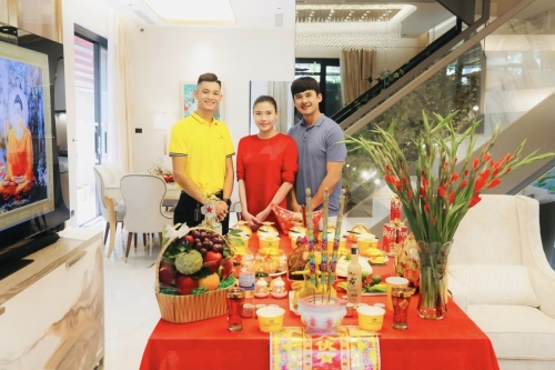 Noel ấm áp trong căn biệt thự mới của vợ chồng Thúy Diễm - Lương Thế Thành-7