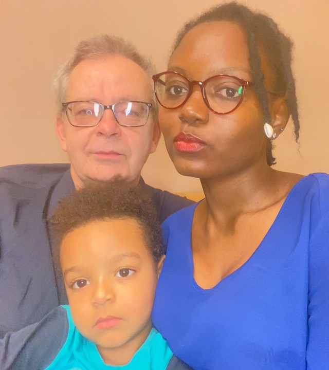 Kết hôn với thầy giáo của mình, cô gái không quan tâm đến việc chồng bị nhầm là ông của con trai họ-1