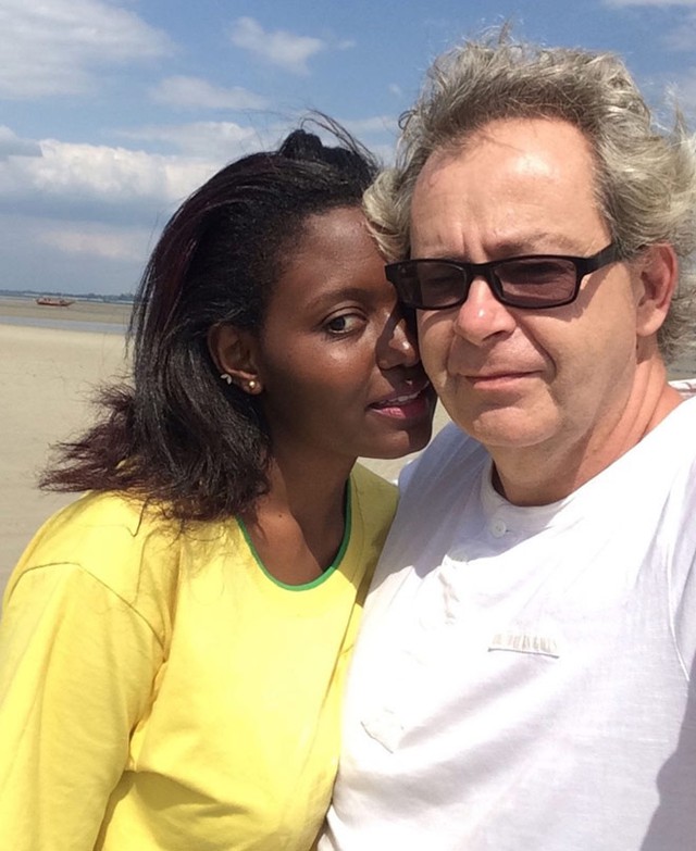 Kết hôn với thầy giáo của mình, cô gái không quan tâm đến việc chồng bị nhầm là ông của con trai họ-2