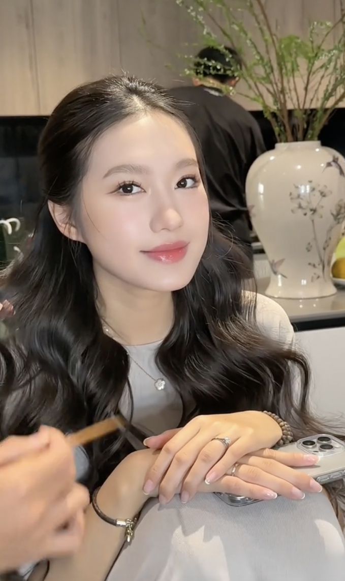 Đoàn Văn Hậu - Doãn Hải My ở nhà tân hôn: Vợ trang điểm, chồng loay hoay trong bếp, tối ngày bận chăm con-2