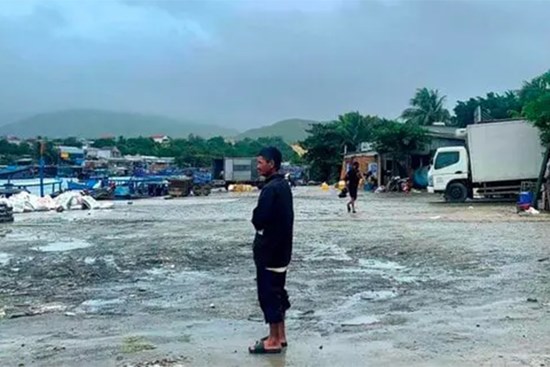 5 ngư dân Phú Yên mất tích: Người cha khắc khoải hướng về biển, đợi con trở về