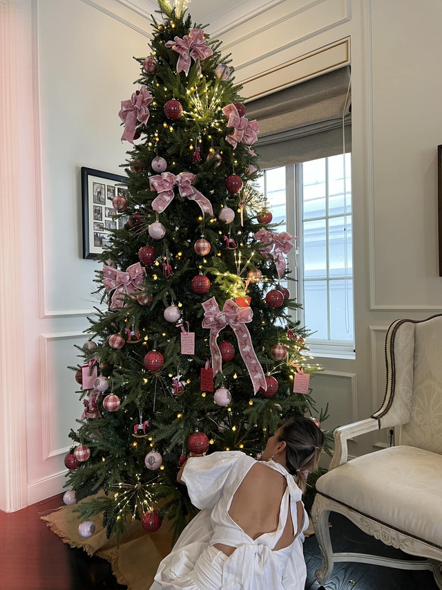 Con trai út Tăng Thanh Hà giúp mẹ trang trí cây thông Noel, khoảnh khắc đáng yêu ‘đốn tim’ công chúng-2