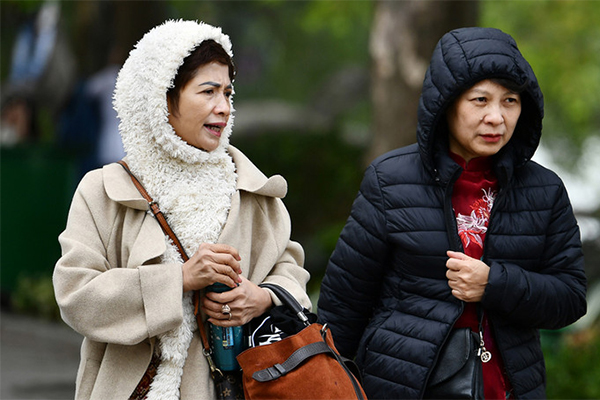 TPHCM: Nhiều người bất ngờ hứng mưa vì đi sớm giữ chỗ xem pháo hoa-11