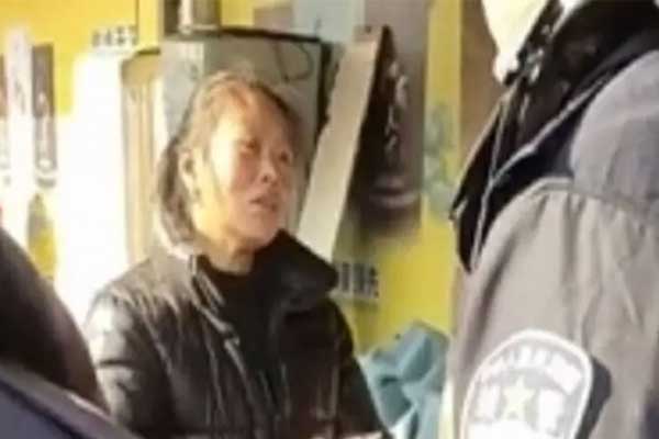 Bà thím khiến cảnh sát tức điên khi đòi tiền thưởng mới trả lại của rơi-1