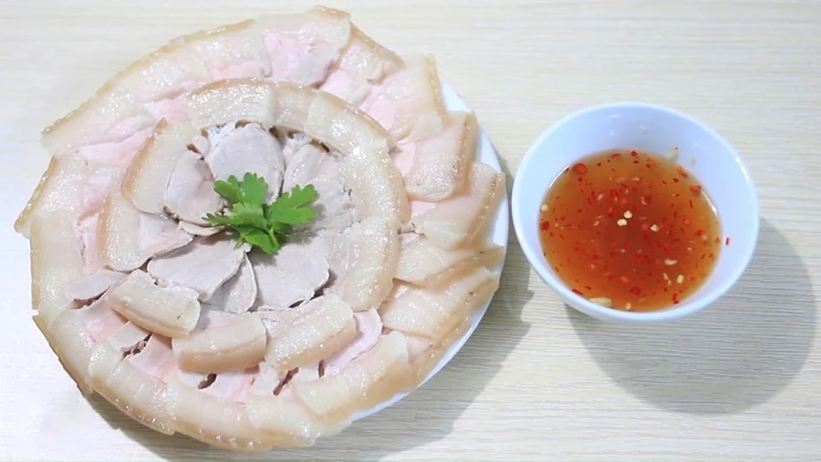 Luộc thịt cho muối và nước lã là sai: Cho thêm thứ này thịt trắng tinh, thơm nức, không khô chút nào-3