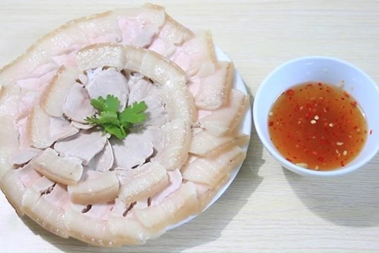 Luộc thịt cho muối và nước lã là sai: Cho thêm thứ này thịt trắng tinh, thơm nức, không khô chút nào