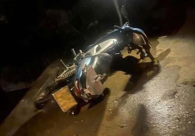 Tông trúng cột điện, 2 nữ sinh văng xuống kênh tử vong trong đêm Noel-1