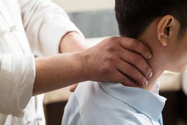 Cột sống cổ của cậu bé 13 tuổi già hơn bố mình tới 10 tuổi vì thói quen này của nhiều người-1
