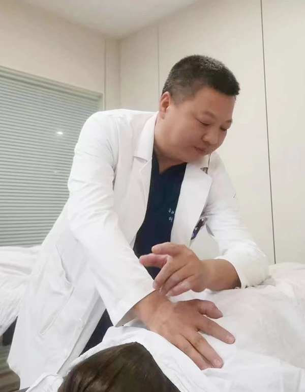 Cột sống cổ của cậu bé 13 tuổi già hơn bố mình tới 10 tuổi vì thói quen này của nhiều người-2