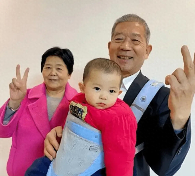 Mang thai ở tuổi 67, người phụ nữ nhất quyết sinh con ra bất chấp khuyên can của gia đình, cuộc sống hiện tại bất ngờ-1