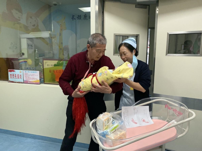 Mang thai ở tuổi 67, người phụ nữ nhất quyết sinh con ra bất chấp khuyên can của gia đình, cuộc sống hiện tại bất ngờ-4