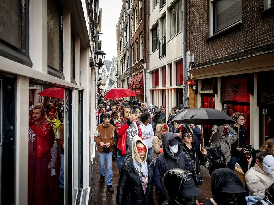 Chuyện gì đang xảy ra ở phố đèn đỏ khét tiếng tại Amsterdam-3