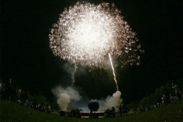 Hải Phòng lần đầu tiên bắn pháo hoa tầm thấp chào đón Năm mới-1