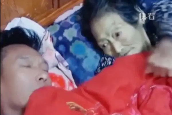 Cảnh mẹ già hấp hối đắp chăn cho con đang ngủ khiến dân mạng nhói tim-1