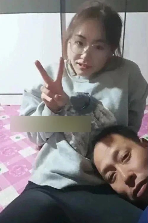 Con gái xinh xắn về thăm gia đình, hành động của người bố thổi bùng tranh cãi: Có vấn đề thật hay người ngoài quá nhạy cảm?-1