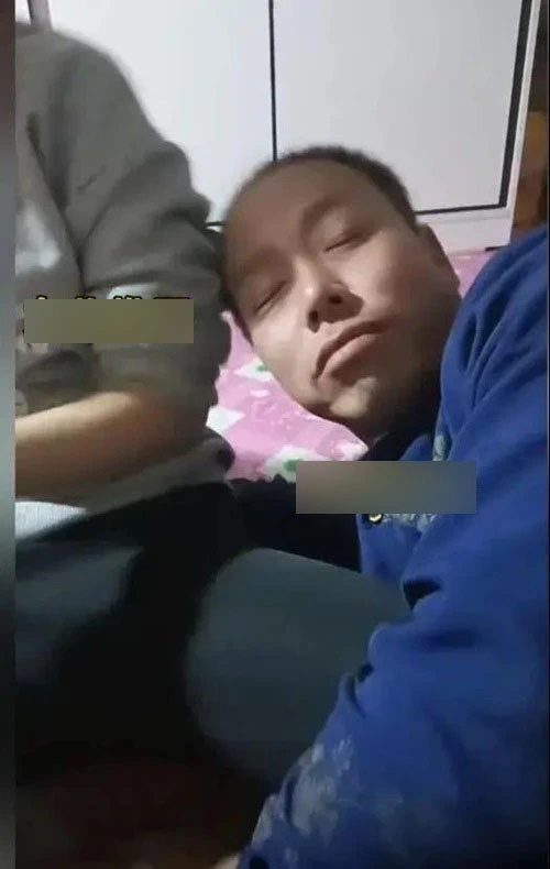 Con gái xinh xắn về thăm gia đình, hành động của người bố thổi bùng tranh cãi: Có vấn đề thật hay người ngoài quá nhạy cảm?-2