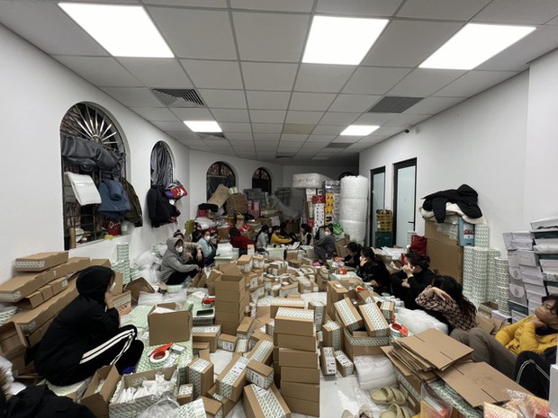 Đột kích kho hàng của hot girl livestream chốt hàng ngàn đơn mỗi phiên-1