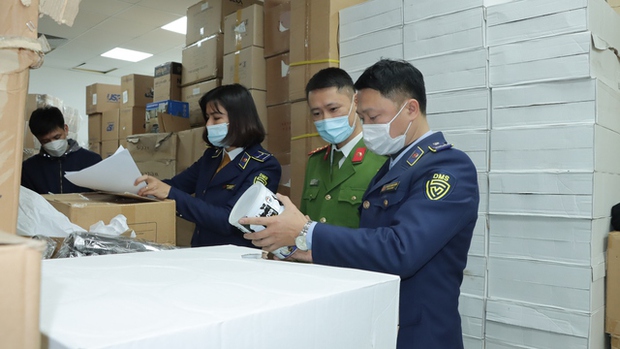 Đột kích kho hàng của hot girl livestream chốt hàng ngàn đơn mỗi phiên-2