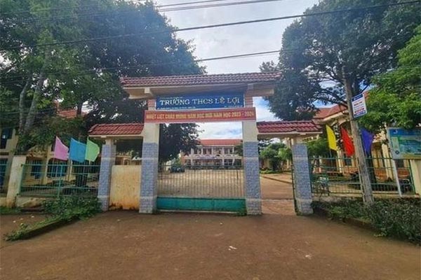 Bé trai lớp 1 bị người lạ đưa lên xe chở đi, trường ra cảnh báo khẩn-2