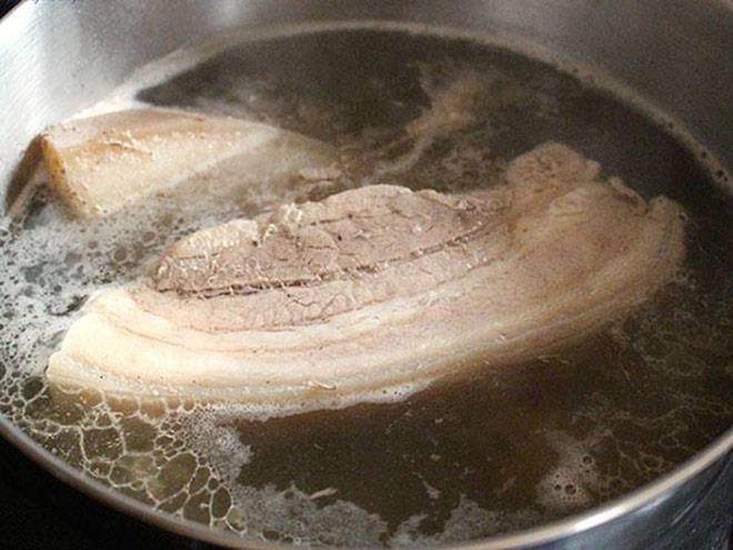Luộc thịt nổi bọt, váng là chất gì, có nguy hiểm với sức khỏe hay không?-2