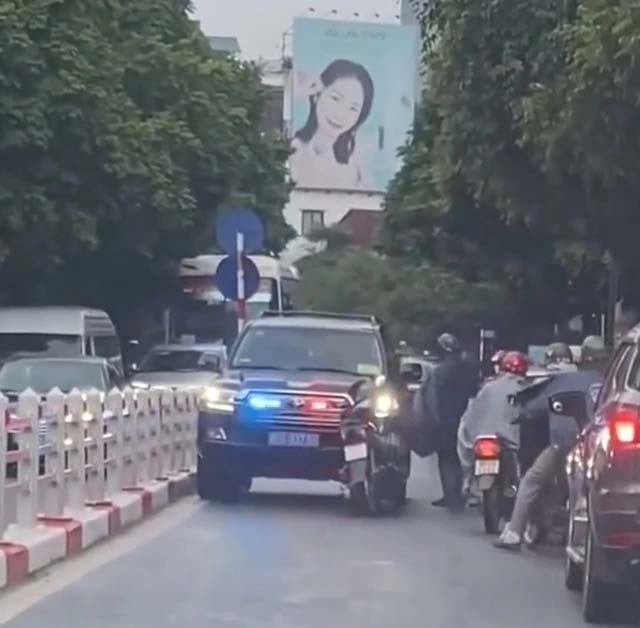 Người chặn đầu xe biển xanh 80A đã trình diện, giải thích lý do-1