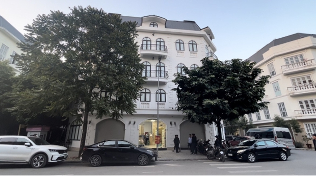 Clip cận cảnh kho hàng bị đột kích của hot girl livestream chốt ngàn đơn mỗi phiên: Căn biệt thự 5 tầng chất đầy hàng hoá-1